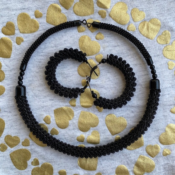 Stylish necklace and earring set - Picture 3 of 4